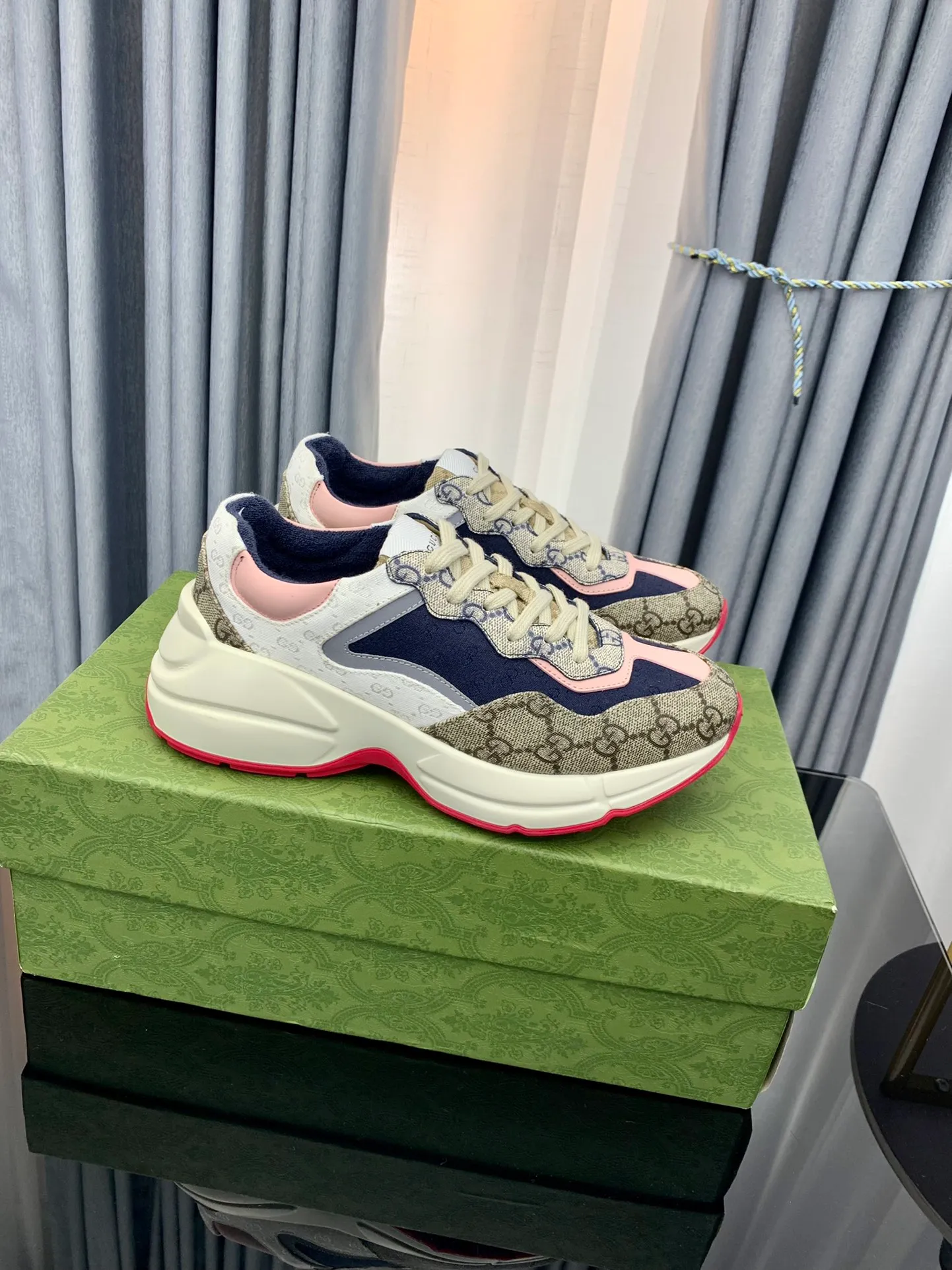 👟👟Ex-factory price 480👟👟 Gucci dad shoes for couples, distressed leather horn-shaped retro jogging shoes. The Balenciaga grandpa trend has subsided, ushering in GUCCI dad shoes, the trend leader in the fashion industry. The original shoes are molded and the original last is made by the Italian handmade foundry! [Gucci original dad shoes] Original surface: imported calfskin! Lining: Grade A hybrid lambskin! Outsole: The highest restoration sole. TPU material plus wear-resistant foam (anti-wear cushioning) ivory leather has been processed with an old-fashioned effect. The sole is 5cm high! The comfort level is excellent, killing all high-end versions on the market! Original logo outsole! 👣Size: Women’s size 35-40. Men's size 38-45. Women's heel with 🈚️logo! Men's heel with 🈶️logo!